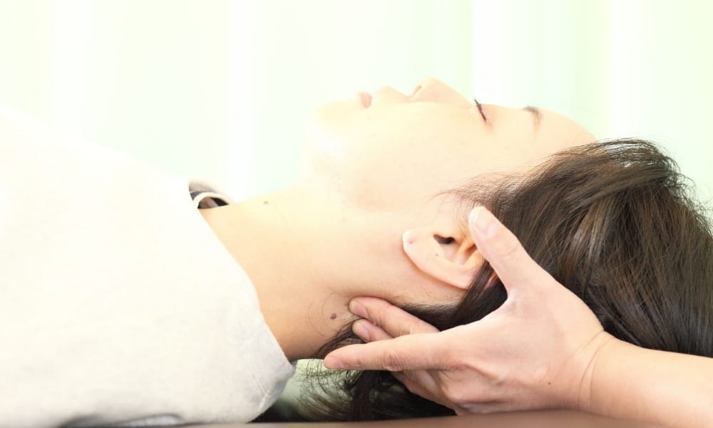 むち打ちの治療をする柔道整復師
