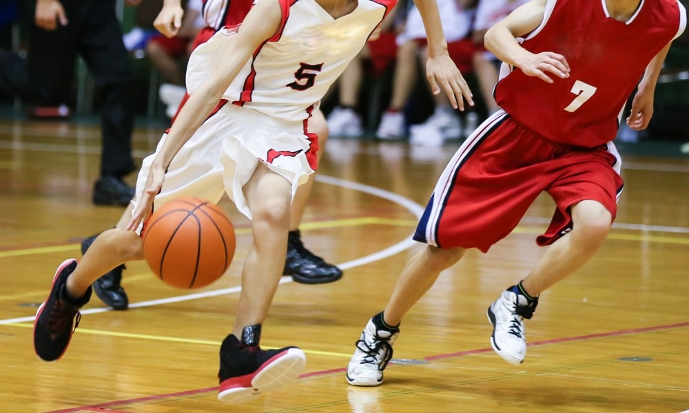 バスケをする成長期の学生