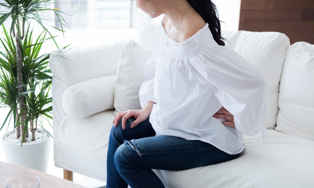 腰痛でストレスが溜まってしまった女性