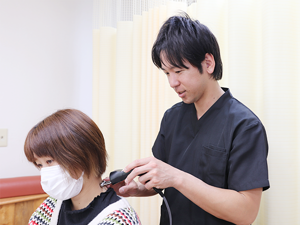首こり　肩こり　施術の様子